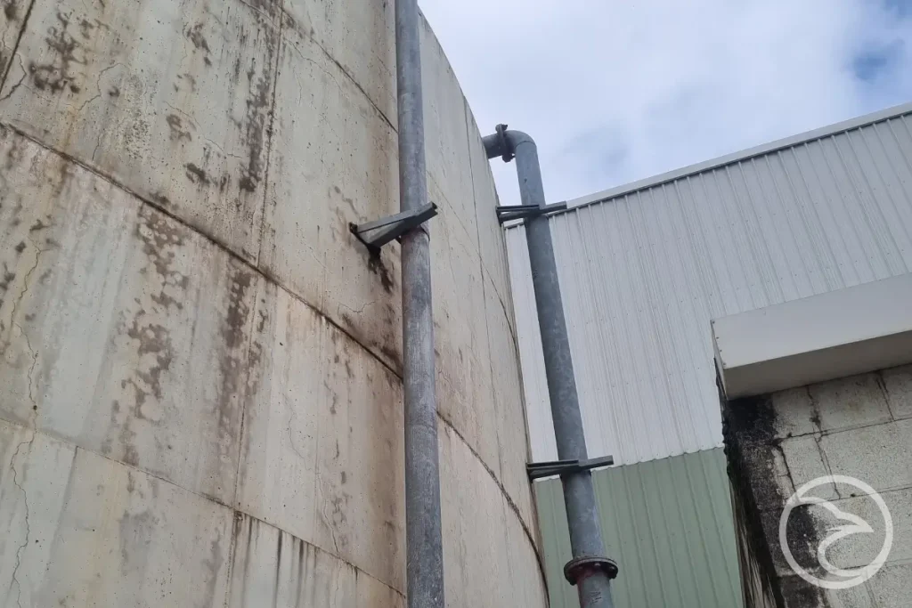 Industrial water storage tank assembled from modular panels