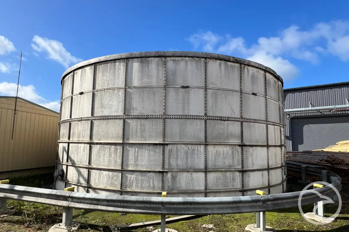 Panel-based water tank system installed on an industrial site