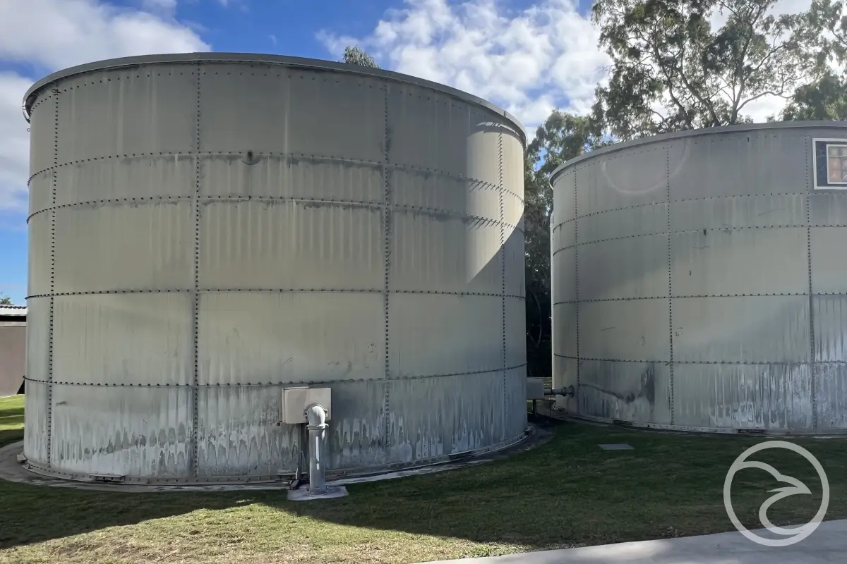 Water storage system performance influenced by operational flow conditions